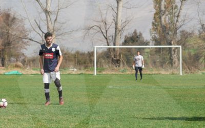 Con dos golazos, Liniers entra en la pelea por el ascenso